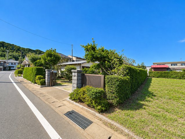銚子市笹本町　中古戸建の前面道路含む現地写真|※画像の一部はAIを用いて加工・編集しています。実際の状況と異なる場合がありますので、ご了承下さい。