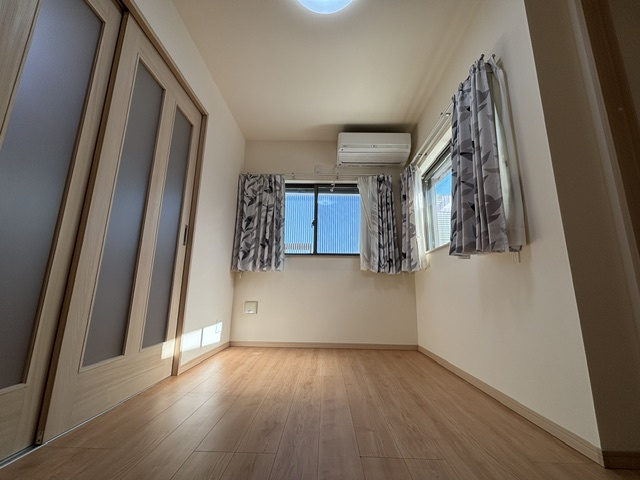 半田2丁目戸建ての洋室