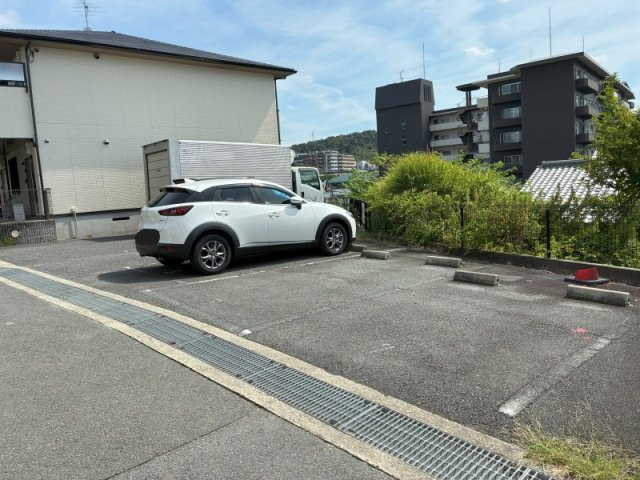 シェーヌ東生駒の駐車場