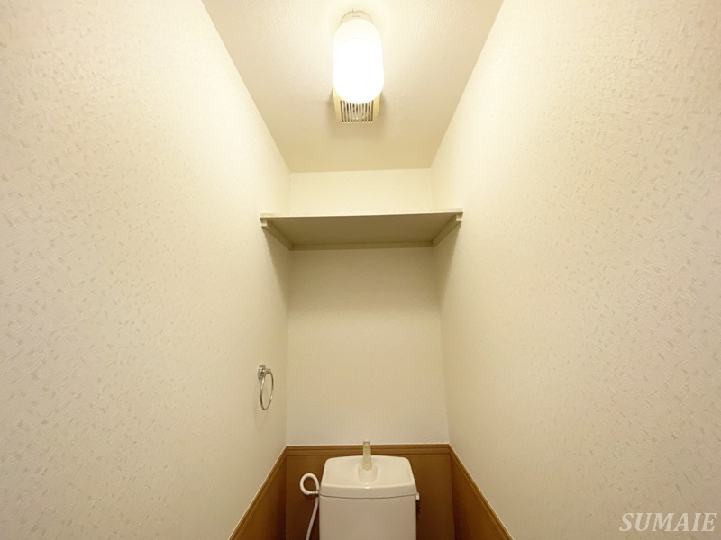 ソリテア中十条のトイレ|トイレには棚が付いています☆