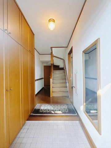 【中古戸建】伊勢崎市末広町の玄関|■玄関｜収納豊富な玄関♪全身ミラー付きもあり、お出かけ前の身だしなみチェックもバッチリです！
