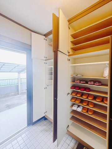 【中古戸建】伊勢崎市末広町の玄関|■玄関｜玄関横の物入は急な来客時でもさっとお片付けできるスペースを確保しています。
