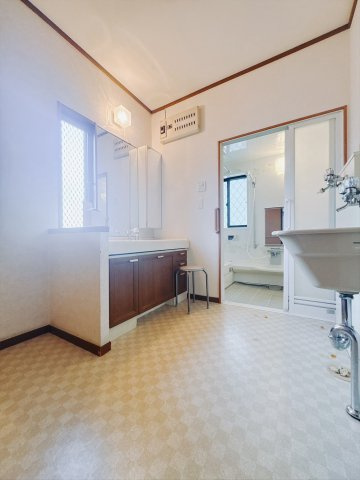 【中古戸建】伊勢崎市末広町の独立洗面台|■洗面室｜大きな鏡で朝の身支度もラクラク♪毎日の忙しい準備が楽しくなる洗面所です(^^♪