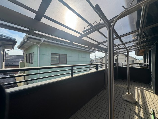 【中古戸建】伊勢崎市末広町のバルコニー|■バルコニー｜あたたかな陽のひかりを浴びることのできるバルコニー。お洗濯物やお布団を干せば、家族みんなが気持ちよく暮らすことができます(*^^*)