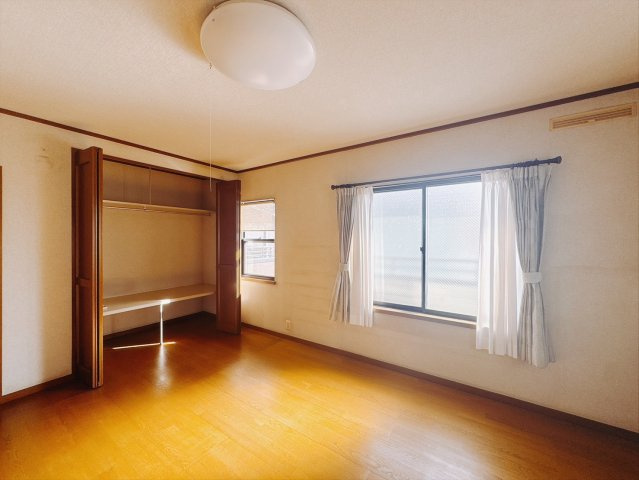 【中古戸建】伊勢崎市末広町の洋室|■洋室｜階洋室には大きな窓をご用意しています。日中はあたたかな日差し差し込み自分時間も充実できますね( ＾＾ )