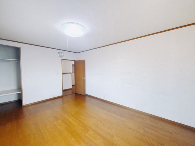 【中古戸建】伊勢崎市末広町の洋室|■洋室｜2階各居室には収納をご用意しています♪常にお部屋を綺麗に保てます！小さなお子様も自然とお片付けができるようになるのでうれしいですよね！