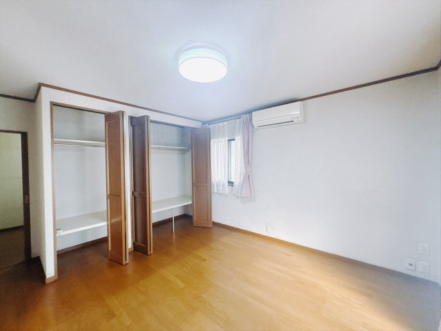 【中古戸建】伊勢崎市末広町の寝室|■主寝室｜広い寝室ならインテリアも自由自在にお楽しみいただけます♪お外から帰ってきた後は寝室でゆっくり自分の時間をお過ごしください。