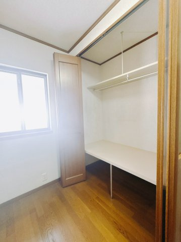 【中古戸建】伊勢崎市末広町の収納|■収納｜お気に入りのお洋服もシワを作らずきれいに管理ができる！！今お使いの収納ケースもスッポリそのまま収まる広さです♪