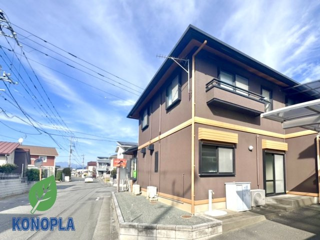 【中古戸建】伊勢崎市末広町の外観|■外観｜前面道路が広く見渡しが良いので、車の安全確認もばっちり！