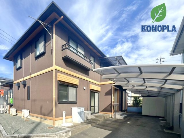 【中古戸建】伊勢崎市末広町の外観|■外観｜広々とした駐車スペースで楽々駐車可能！お買い物後もスムーズにお荷物を運べます♪