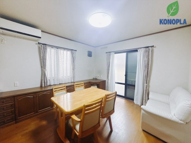 【中古戸建】伊勢崎市末広町の居間・リビング|■リビング｜飾り棚を設置しました！お花や小物、写真などもオシャレに飾ることが出来ます♪
