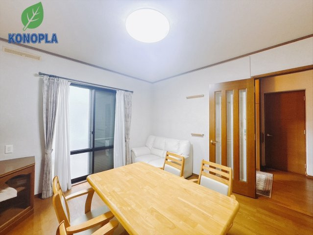 【中古戸建】伊勢崎市末広町の居間・リビング|■リビング｜家具が設置されていて、生活イメージがしやすくなっております(*＾＾*)
