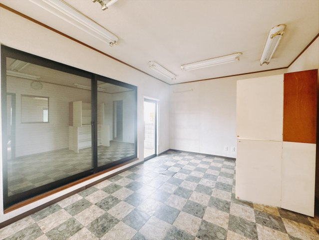 【中古戸建】伊勢崎市末広町の洋室|■洋室｜洋室には大きな窓をご用意しています。日中はあたたかな日差し差し込み自分時間も充実できますね＾＾