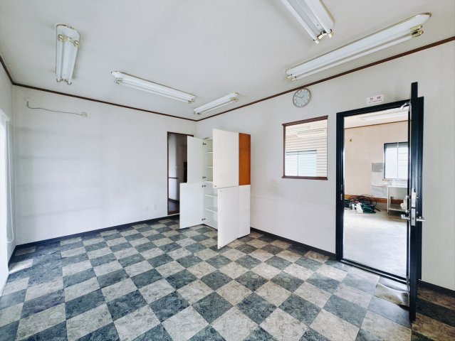 【中古戸建】伊勢崎市末広町の洋室|■洋室｜明るい1階の洋室。全部屋フローリングなので、お掃除がしやすいです♪
