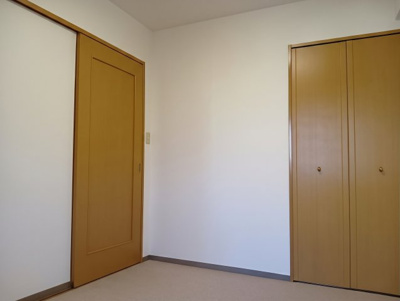【洋室】 | エバーランドシティ新・泉北7番館 | 洋室約5.6帖にもクローゼットが付いています（AIにより動産類を消込）