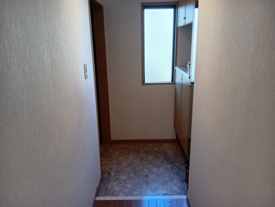 【玄関】 | エバーランドシティ新・泉北7番館 | 玄関には窓があり、ゆったりしています。