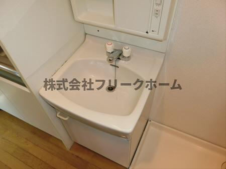 三鷹市井口４丁目のアパートの洗面所