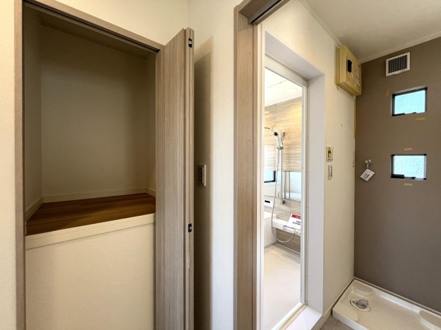 2階のお風呂には大きな窓があり超明るいので朝風呂好きには最高かも！窓をちょっと開ければ風が入って露天風呂気分も味わえちゃう！？な【リフォーム／西区久保町中古戸建】の内装