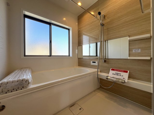 2階のお風呂には大きな窓があり超明るいので朝風呂好きには最高かも！窓をちょっと開ければ風が入って露天風呂気分も味わえちゃう！？な【リフォーム／西区久保町中古戸建】の浴室