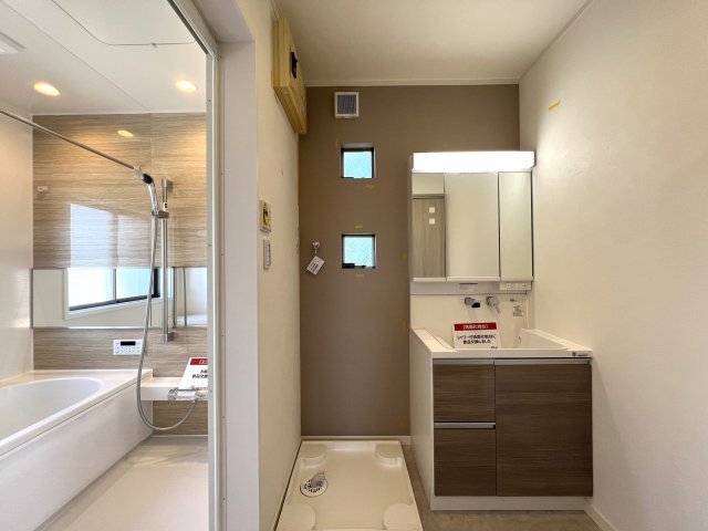 2階のお風呂には大きな窓があり超明るいので朝風呂好きには最高かも！窓をちょっと開ければ風が入って露天風呂気分も味わえちゃう！？な【リフォーム／西区久保町中古戸建】のランドリースペース