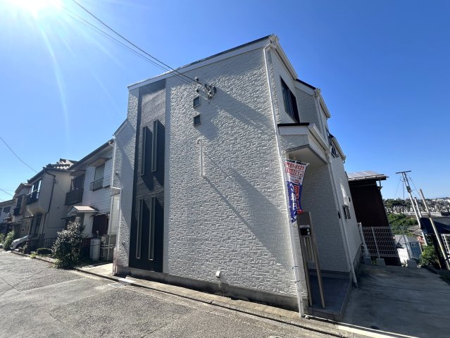 2階のお風呂には大きな窓があり超明るいので朝風呂好きには最高かも！窓をちょっと開ければ風が入って露天風呂気分も味わえちゃう！？な【リフォーム／西区久保町中古戸建】