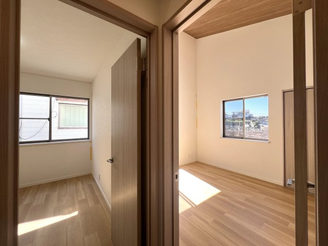 2階のお風呂には大きな窓があり超明るいので朝風呂好きには最高かも！窓をちょっと開ければ風が入って露天風呂気分も味わえちゃう！？な【リフォーム／西区久保町中古戸建】のその他