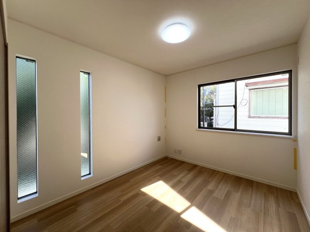 2階のお風呂には大きな窓があり超明るいので朝風呂好きには最高かも！窓をちょっと開ければ風が入って露天風呂気分も味わえちゃう！？な【リフォーム／西区久保町中古戸建】の洋室