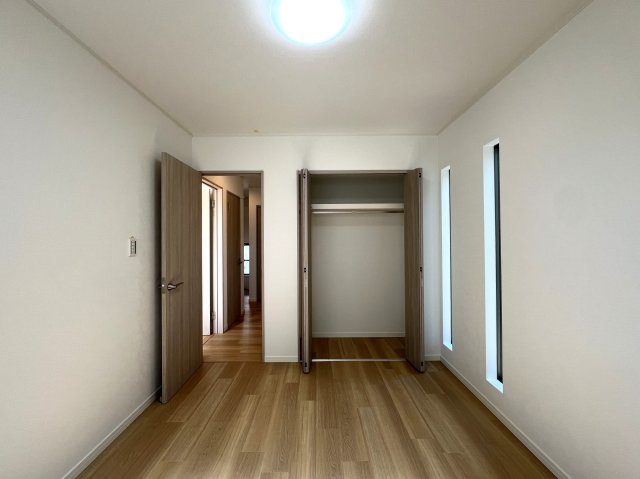 2階のお風呂には大きな窓があり超明るいので朝風呂好きには最高かも！窓をちょっと開ければ風が入って露天風呂気分も味わえちゃう！？な【リフォーム／西区久保町中古戸建】の洋室