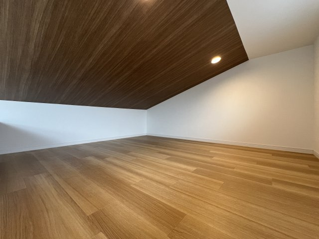 2階のお風呂には大きな窓があり超明るいので朝風呂好きには最高かも！窓をちょっと開ければ風が入って露天風呂気分も味わえちゃう！？な【リフォーム／西区久保町中古戸建】の収納