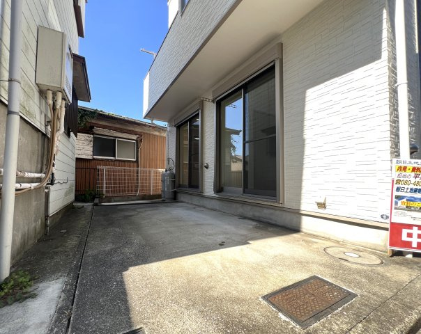 2階のお風呂には大きな窓があり超明るいので朝風呂好きには最高かも！窓をちょっと開ければ風が入って露天風呂気分も味わえちゃう！？な【リフォーム／西区久保町中古戸建】の駐車場