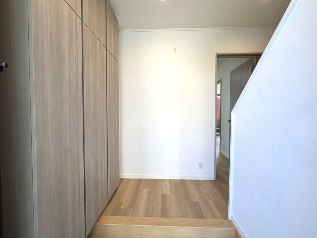 2階のお風呂には大きな窓があり超明るいので朝風呂好きには最高かも！窓をちょっと開ければ風が入って露天風呂気分も味わえちゃう！？な【リフォーム／西区久保町中古戸建】の玄関