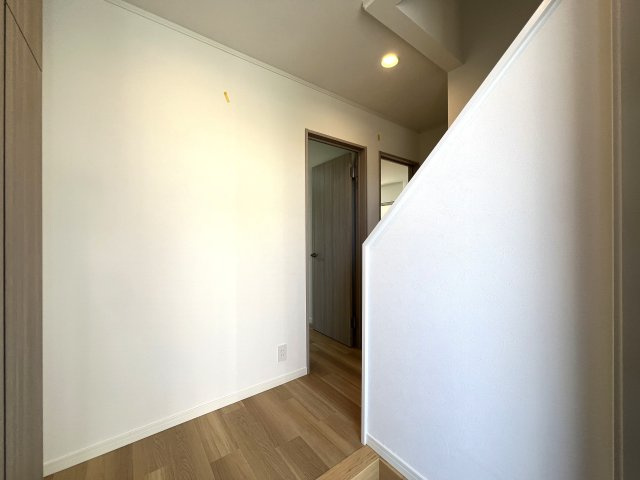 2階のお風呂には大きな窓があり超明るいので朝風呂好きには最高かも！窓をちょっと開ければ風が入って露天風呂気分も味わえちゃう！？な【リフォーム／西区久保町中古戸建】の玄関
