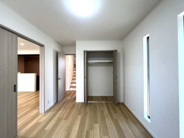 2階のお風呂には大きな窓があり超明るいので朝風呂好きには最高かも！窓をちょっと開ければ風が入って露天風呂気分も味わえちゃう！？な【リフォーム／西区久保町中古戸建】の洋室