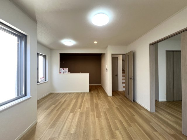 2階のお風呂には大きな窓があり超明るいので朝風呂好きには最高かも！窓をちょっと開ければ風が入って露天風呂気分も味わえちゃう！？な【リフォーム／西区久保町中古戸建】の居間・リビング
