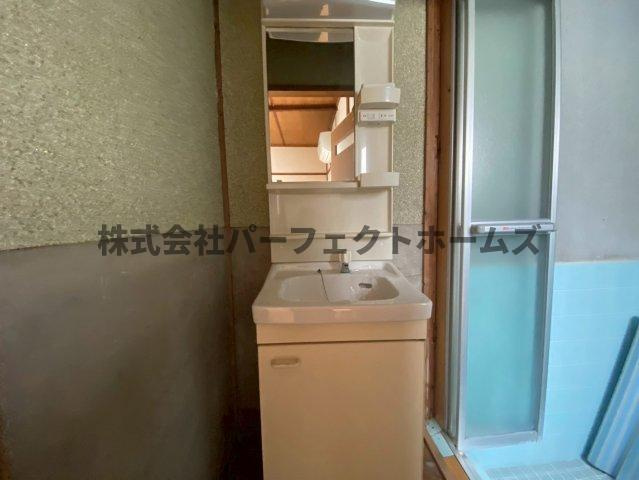倉治4丁目平家の独立洗面台|独立洗面台あり、毎朝おしゃれに忙しい女性の方におすすめです