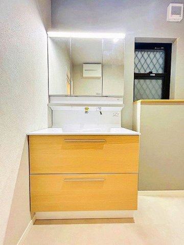 熱田区一番一丁目　売戸建の独立洗面台|大きな鏡のついた洗面化粧台で朝はゆっくりと身支度を整えることが出来ます！