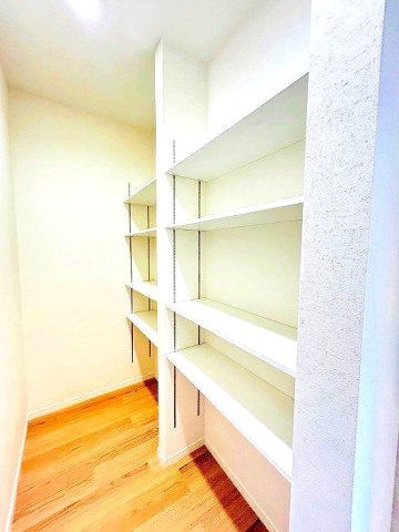 熱田区一番一丁目　売戸建の収納|リビングの壁面裏には棚付きの収納がありスッキリとお部屋が片付きます！