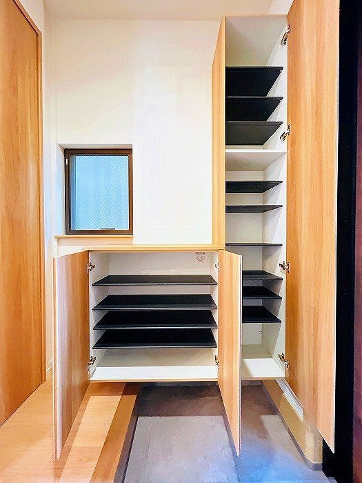 熱田区一番一丁目　売戸建の玄関|大型のシューズボックスは家族みんなの靴をすっきり収納できいつも片付いた状態を保てます。