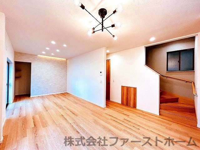 熱田区一番一丁目　売戸建の居間・リビング|家族間のコミュニケーションが深まるリビングイン階段採用！