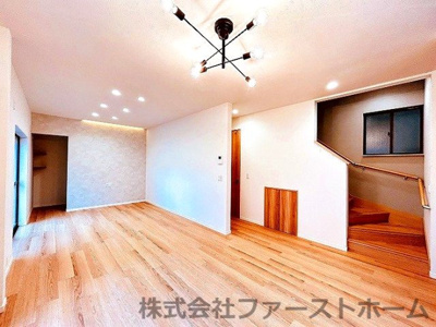【居間・リビング】 | 熱田区一番一丁目　売戸建 | 家族間のコミュニケーションが深まるリビングイン階段採用！