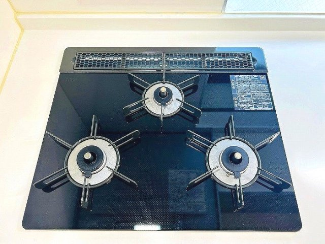 熱田区一番一丁目　売戸建のキッチン|調理の効率を格段に上げる3口ガスコンロを搭載。