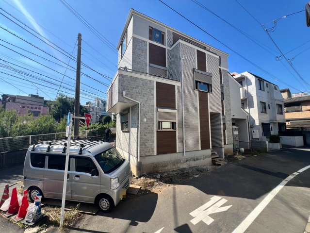 【外観】 | 板橋区常盤台１丁目　新築戸建て　２号棟 | 木目調のアクセントが美しく映える、モダンで洗練された外観