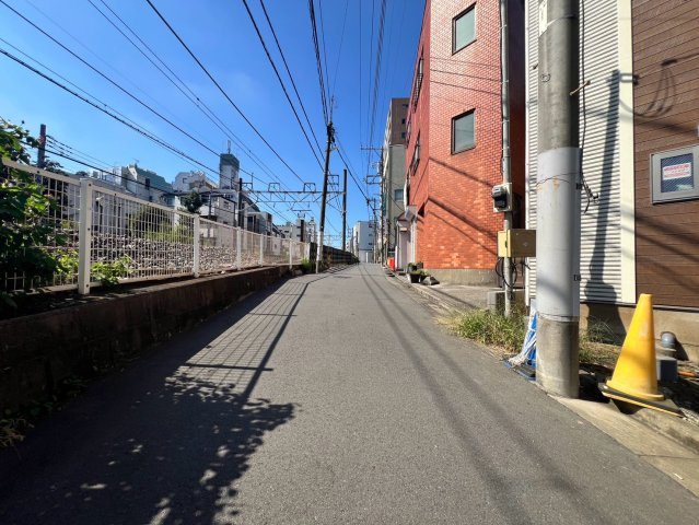 【前面道路含む現地写真】 | 板橋区常盤台１丁目　新築戸建て　２号棟 | すっきりと見通しの良い前面道路。青空が広がる心地よい環境