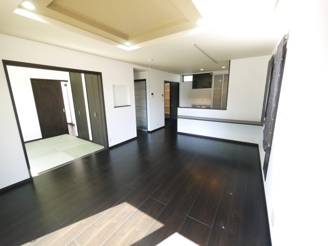 山武郡横芝光町宮川　中古戸建の居間・リビング|内装リフォーム済み令和8年9月済  オール電化 敷地約103坪 お庭でBBQが可能です 駐車4台可能