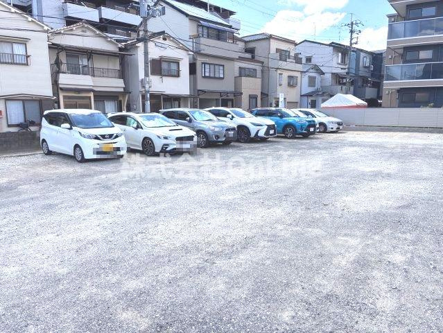 八尾市南植松町４丁目のアパートの駐車場