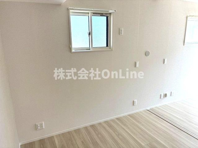 八尾市南植松町４丁目のアパートの居間・リビング