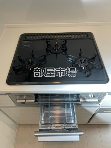 サンクレイドル上野のキッチン|3口グリル付きコンロ