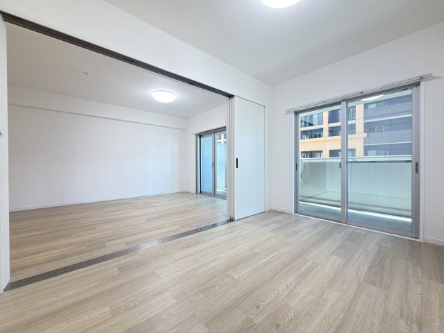 アンピール千早駅前通りの洋室|【リフォーム仕様】リビング横の洋室はオープンにして１８．５帖超の大空間になります。