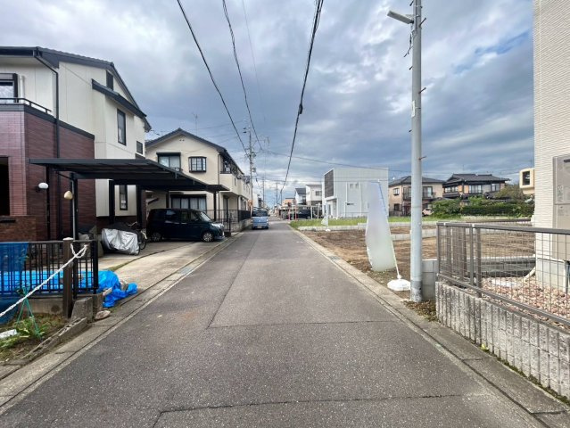 ファーストタウン　丹羽郡第1扶桑町高木吉山　全2区画分譲の前面道路含む現地写真|「現地（2026年10月14日）撮影」　
■前面道路　
■ヤマダ不動産　株式会社リライフ