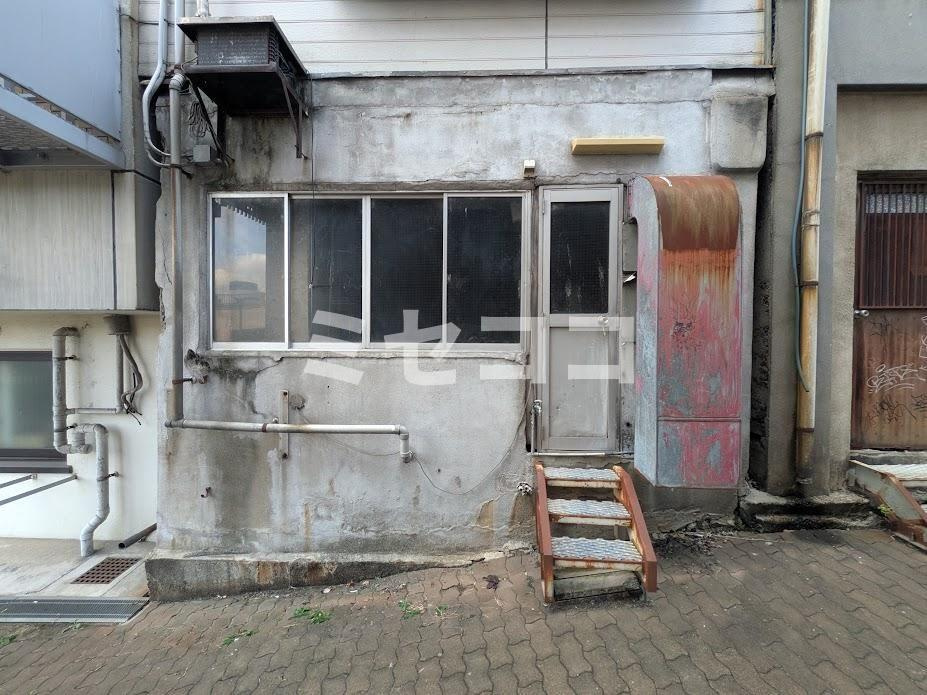北浜東店舗の玄関|北側入口(地下1階)